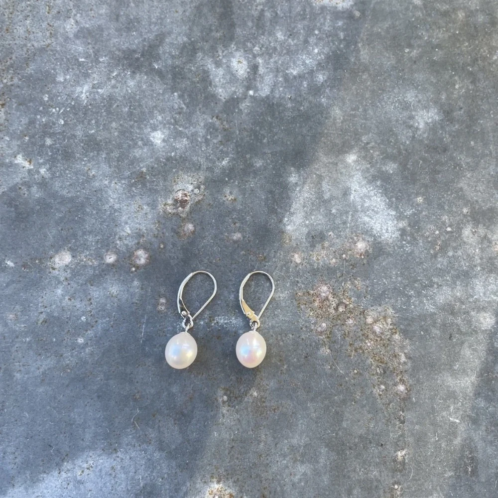 14k White Gold stamped Leverback 7mm Pearl Earrings - Picture 2 of 6